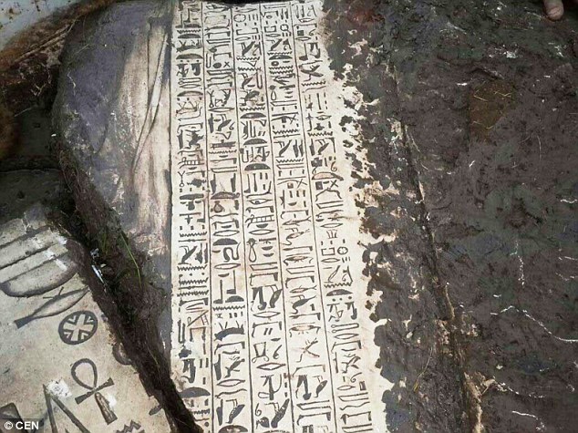 Tấm bia của người Ai Cập cổ đại được tìm thấy trong tàn tích đền thờ cổ