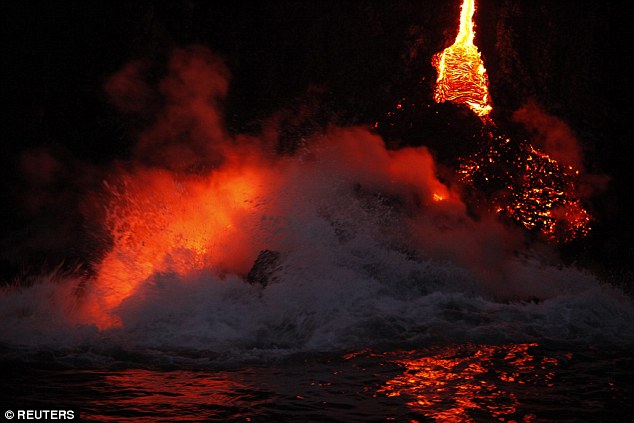Núi lửa phun trào dung nham xuống biển gần đảo Hawaii