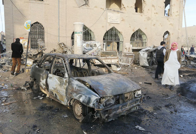 Một chiếc xe bị cháy xém ở Raqqa sau vụ nhóm không kích khủng bố IS 