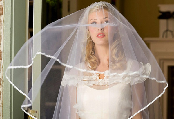 Việc chọn khăn voan đi kèm váy cưới sẽ khiến cô dâu trở nên quyến rũ hơn
