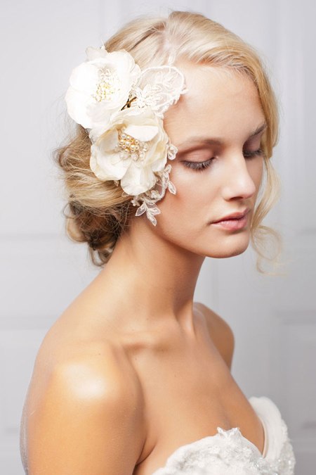 Hoa cài tóc bằng vải là một phụ kiện cô dâu đang được ưa chuộng