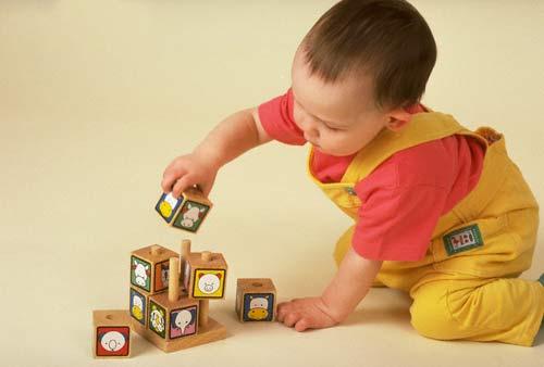 Bố mẹ có thể chọn quà 1/6 cho bé từ 1 đến 3 tuổi là đồ chơi hình khối nhiều màu sắc