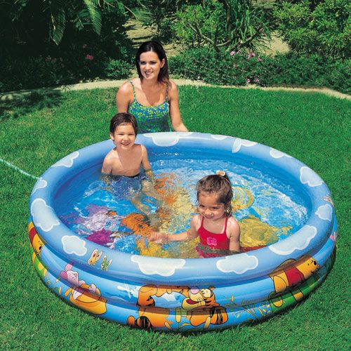 Bể bơi bơm hơi tại nhà sẽ là món quà thích hợp với bé trong mùa hè