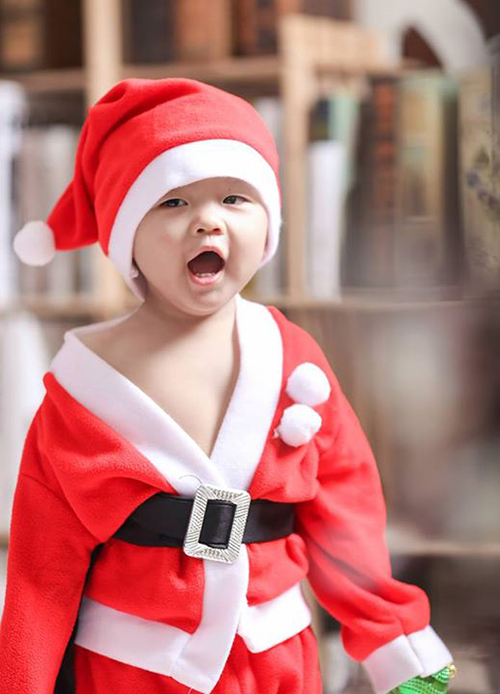 Quà tặng giáng sinh cho bé là bộ trang phục ông già Noel sẽ khiến bé thích thú