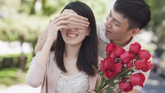 Hoa và thiệp cũng là gợi ý chọn quà Valentine 2016 cho các cặp đôi