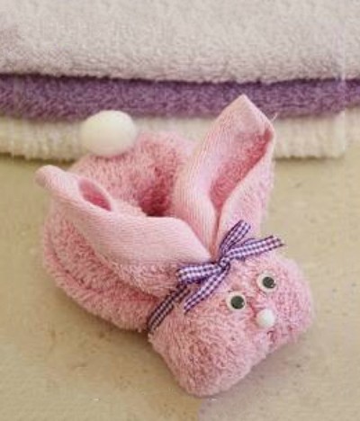 Thỏ bông từ khăn tay là món đồ chơi Trung thu tự làm ý nghĩa cho bé