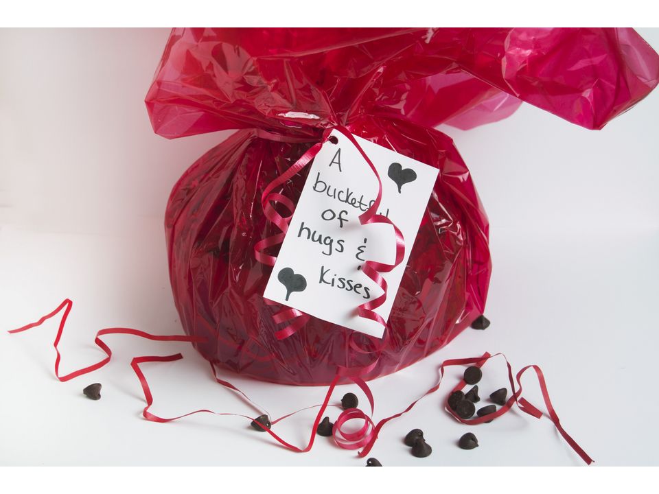 Tặng quà valentine trắng cho bạn gái là một gói kẹo gói nhỏ thật ngọt ngào
