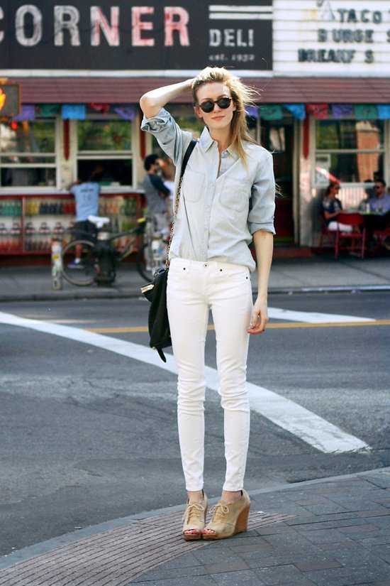 Quần jeans trắng là một món đồ thời trang không bao giờ lỗi mốt