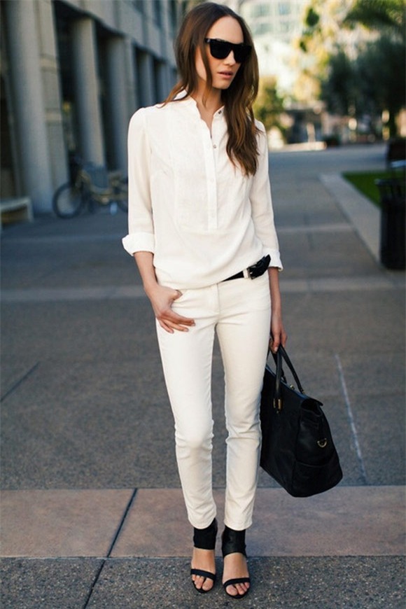 Với những cô nàng thân hình hoàn hảo, quần jeans trắng là một món đồ 