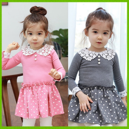 Những chiếc áo váy hợp thời trang, màu sắc bắt mắt là món quà cho công chúa nhỏ của gia đình trong mùa đông này.