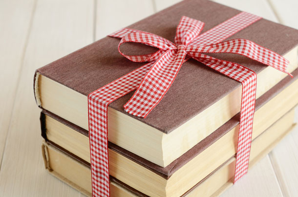 Còn gì tuyệt vời hơn với một cô nàng mọt sách khi nhận được quà tặng Valentine là cuốn sách yêu thích