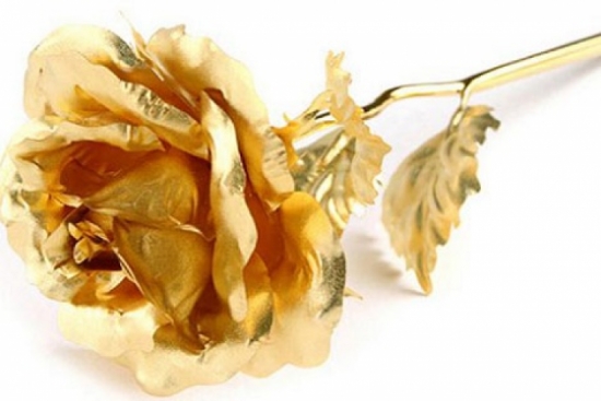 Những bông hồng dát vàng 24 k toàn bộ cũng đang làm nóng thị trường mua sắm