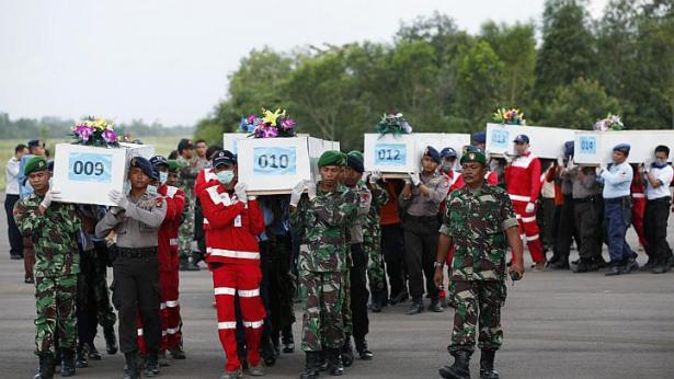 Thi thể các nạn nhân được đưa lên máy bay quân sự để chở về Surabaya, nơi chiếc máy bay gặp nạn khởi hành