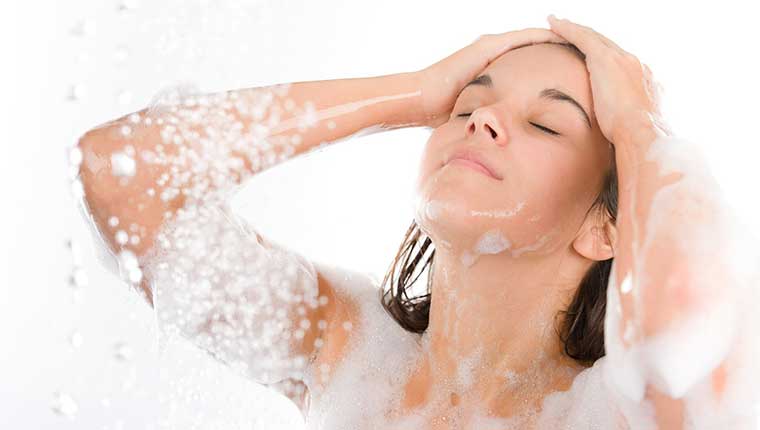 Tắm thường xuyên là một trong những cách giảm ra mồ hôi mùa hè