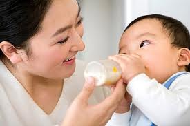 Nên kiểm tra giá sữa cũng như so sánh mức giá và chất lượng giữa các loại sữa để chọn được sữa tốt nhất cho trẻ. 