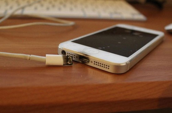 Sạc iPhone bị bốc cháy dễ gây hại cho người tiêu dùng