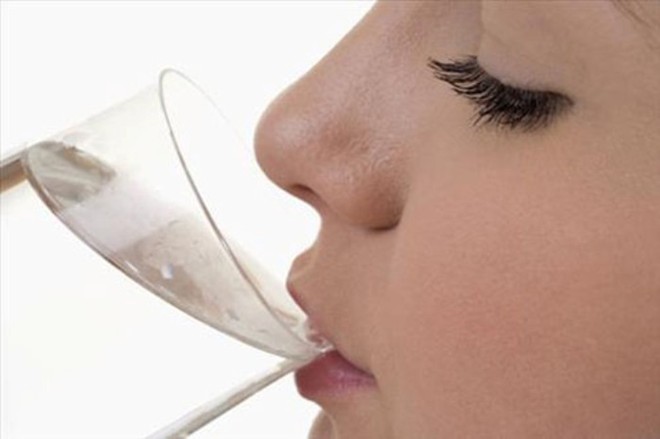 Uống nhiều nước là tốt là một quan niệm sai lầm trong ăn uống cần tránh