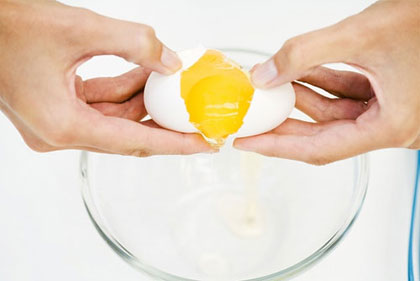 Ăn trứng gà sống là một trong những sai lầm trong ăn uống rất nguy hỉêm 