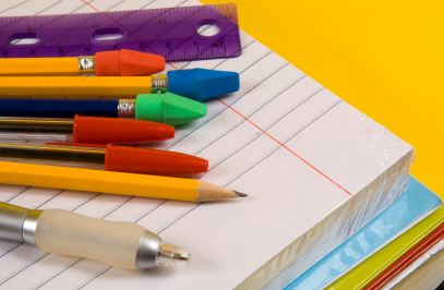 Bút chì, bút bi, vở, thước kẻ,... là những đồ dùng học tập cơ bản