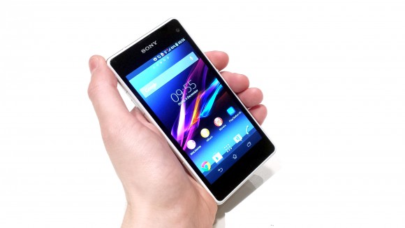 Sony Xperia Z1 mini Compact là một mẫu smartphone giá rẻ, có chứng nhận chống nước bụi đạt chuẩn IP58