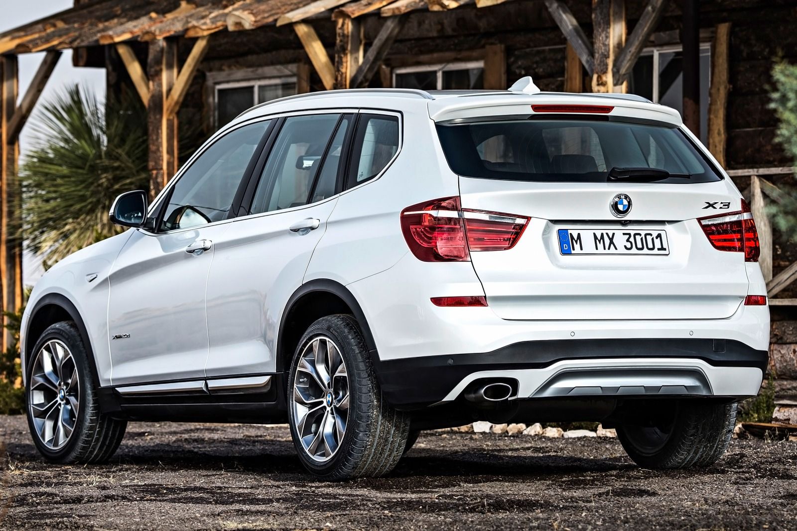 BMW đưa ra 2 tùy chọn bộ truyền lái cho X3, cả 6 xi-lanh và tự động 8 cấp