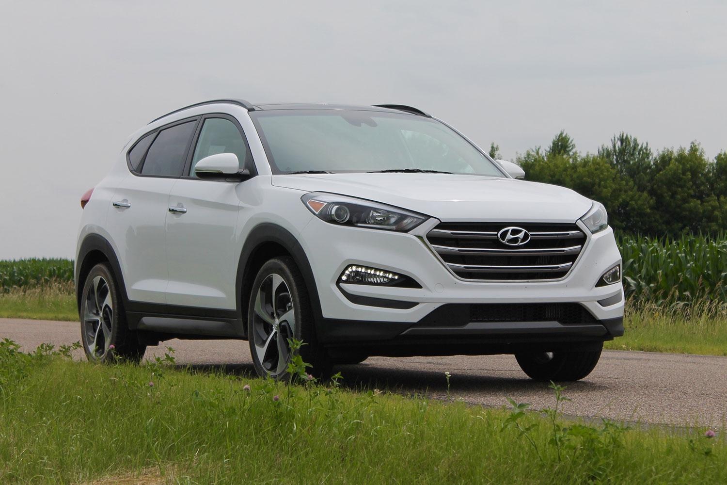 Khi so sánh ô tô, thiết kế của Hyundai Tucson 2016 trông nam tính và mạnh mẽ hơn 