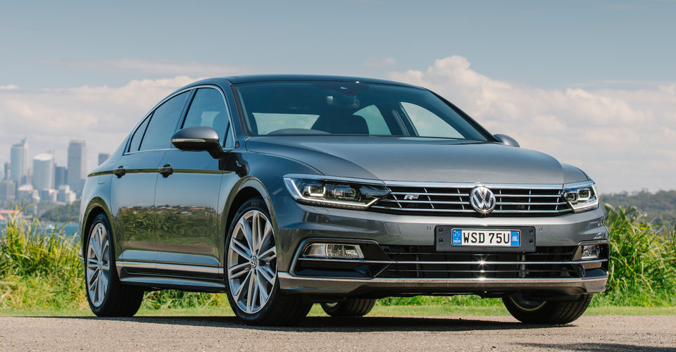 Khi so sánh ô tô, Volkswagen Passat 2016 có phần ngoại thất thể thao hơn 
