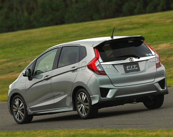 Khi so sánh ô tô, cả Honda Fit và Toyota Yaris cùng sở hữu kiểu dáng thiết kế trẻ trung và năng động