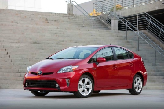 Khi so sánh xe ô tô, cả Chevrolet Volt và Toyota Prius đều có giá cả phải chẳng và tiết kiệm nhiên liệu hiệu quả