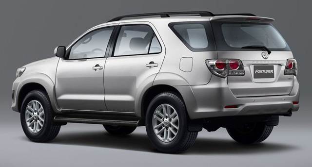 Toyota Fortuner 2015 trang bị hộp số tự động 4 cấp cho phép tăng giảm số linh hoạt 