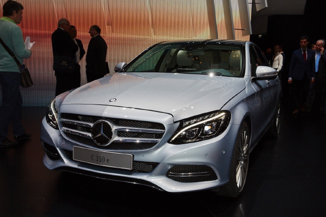 Ô tô Mercedes-Benz mới C350 E được trang bị hệ thống treo sử dụng khi nén