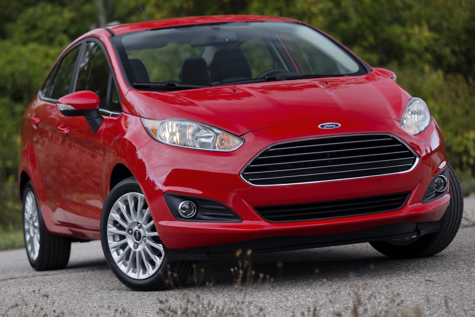 Khi so sánh xe ô tô dòng mini, Ford Fiesta gây ấn tượng bởi phong cách thiết kế gọn gàng, thông minh