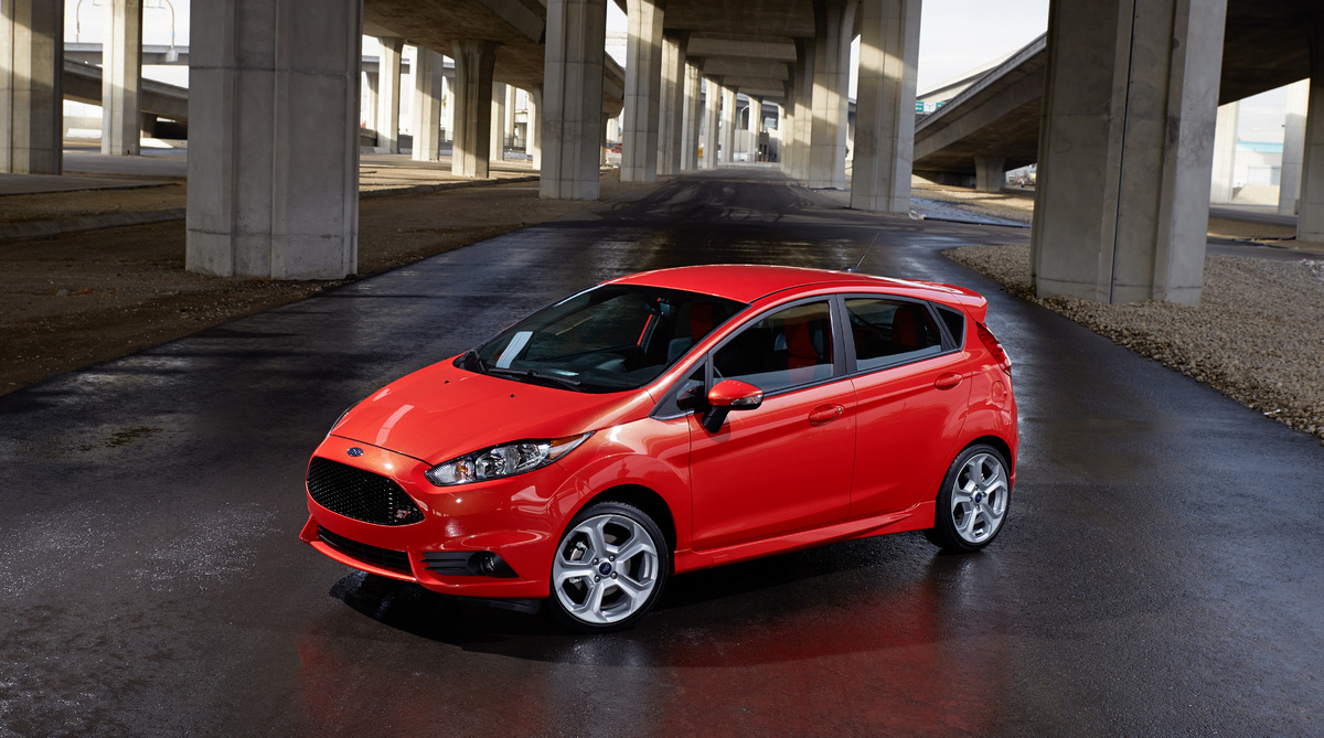 Khi so sánh xe ô tô, động cơ của Ford Fiesta được đánh giá là mạnh mẽ hơn