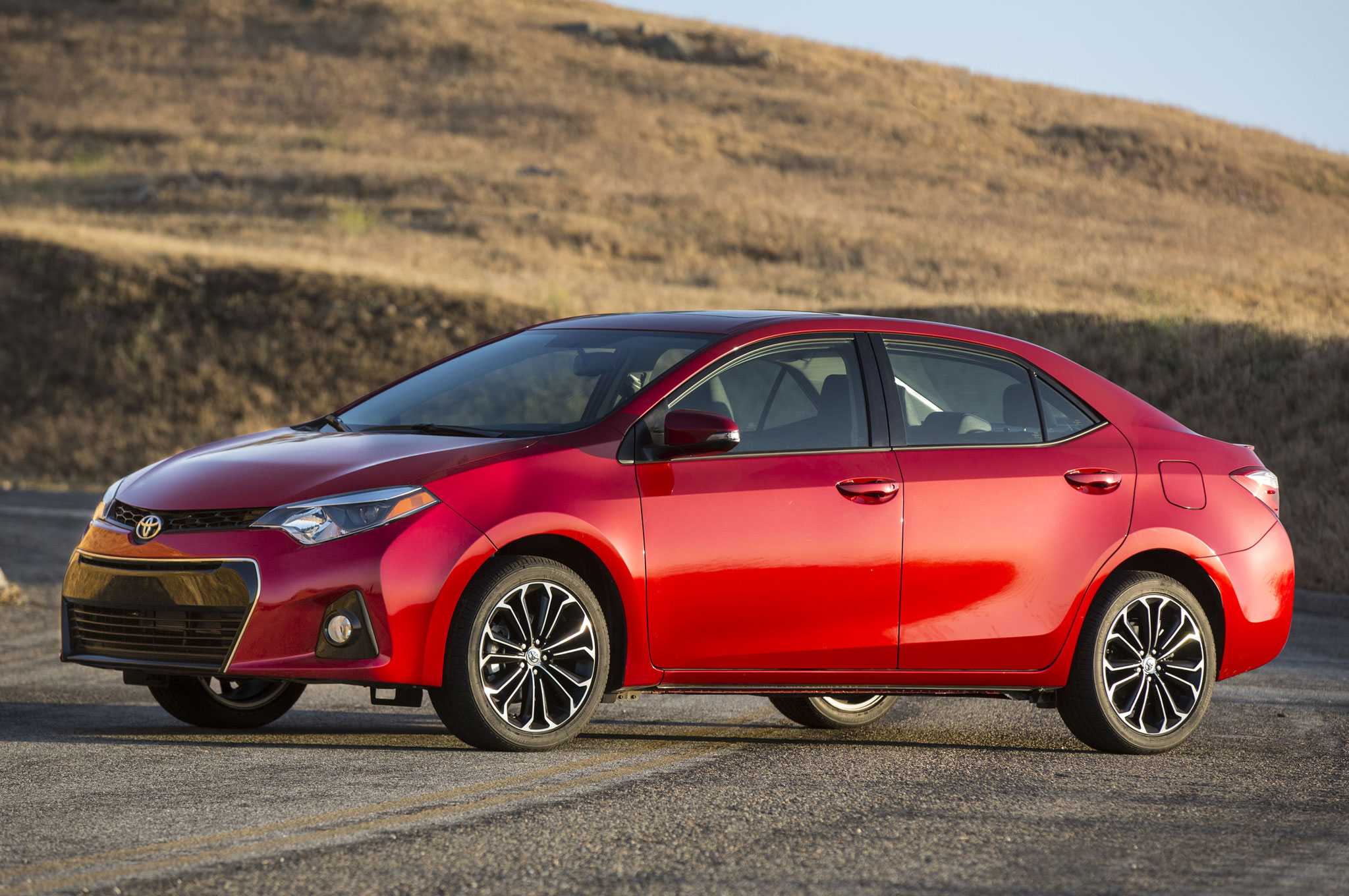 Toyota Corolla 2014 mới diện mạo mới, táo bạo và sắc nét hơn so với phiên bản trước 