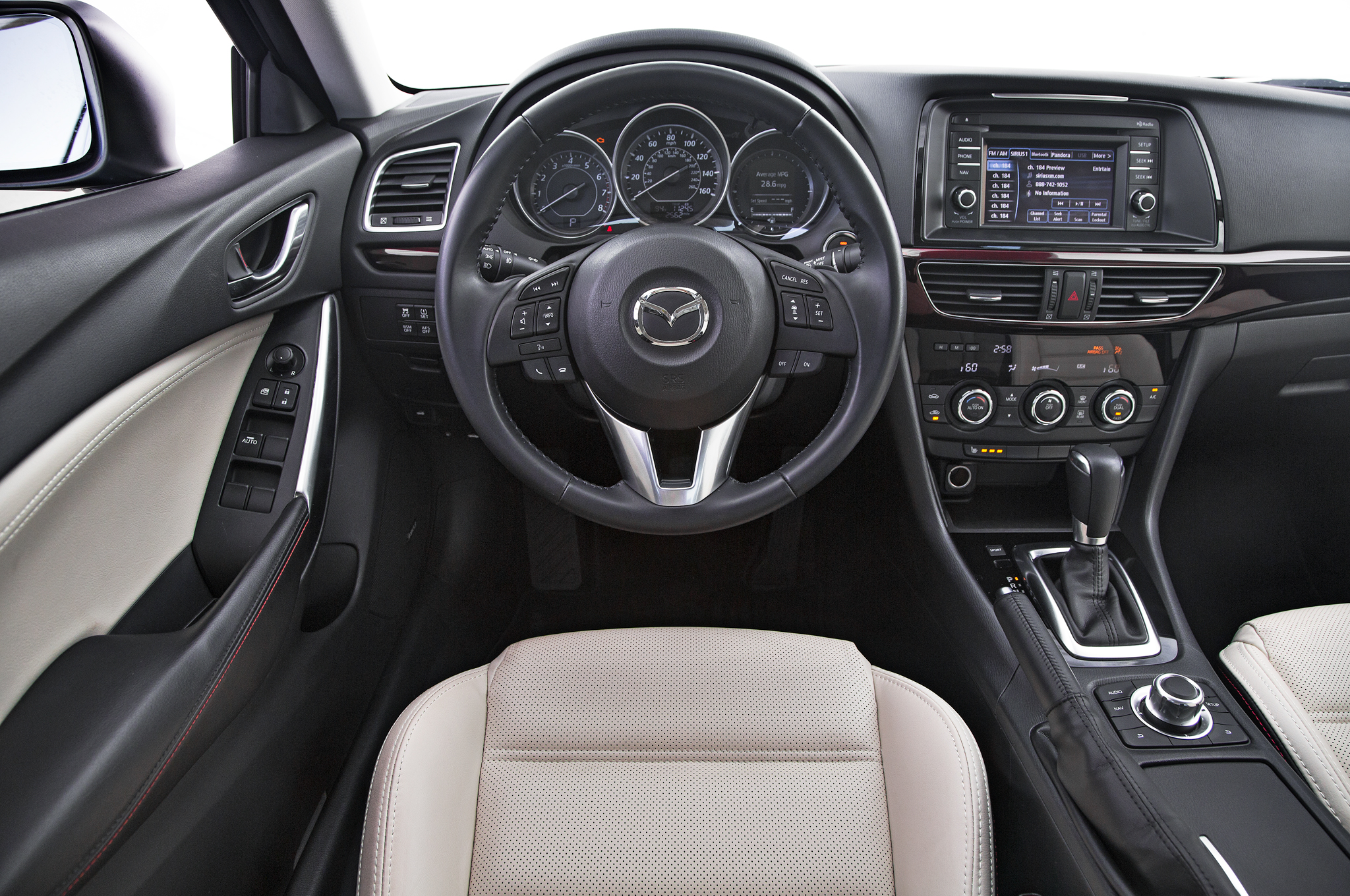 Thế mạnh của Mazda6 khi so sánh xe ô tô là hệ thống phanh tự động và hệ thống cảnh báo va chạm phía trước