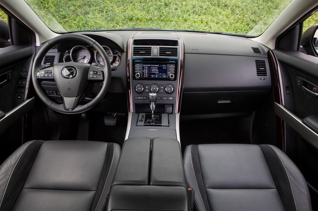 Xét tổng thể, Mazda có nội thất đẹp hơn Toyota Highlander khi so sánh ô tô
