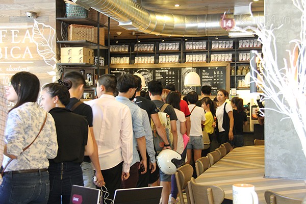Hàng loạt người xếp hàng dài để có cơ hội thưởng thức cafe Starbucks ở Hà Nội