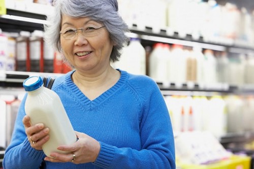 Chọn sữa cho người cao tuổi phụ thuộc vào tuổi tác và bệnh tật