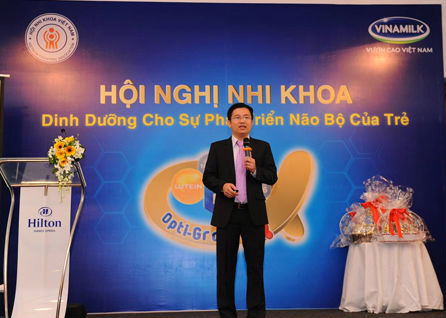 Ông Mai Thanh Việt, Giám đốc marketing ngành hàng sữa bột trong phần trình bày về chủ đề 