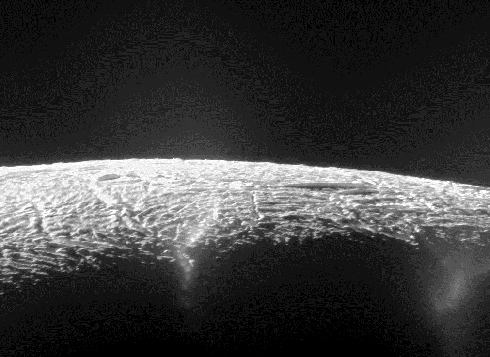 Lớp băng dầy 40km bao phủ bên trên đại dương của Enceladus