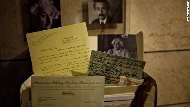 13 cuốn sách bao gồm hơn 5000 tài liệu nghiên cứu khoa học và văn bản cá nhân của Einstein đã được xuất bản