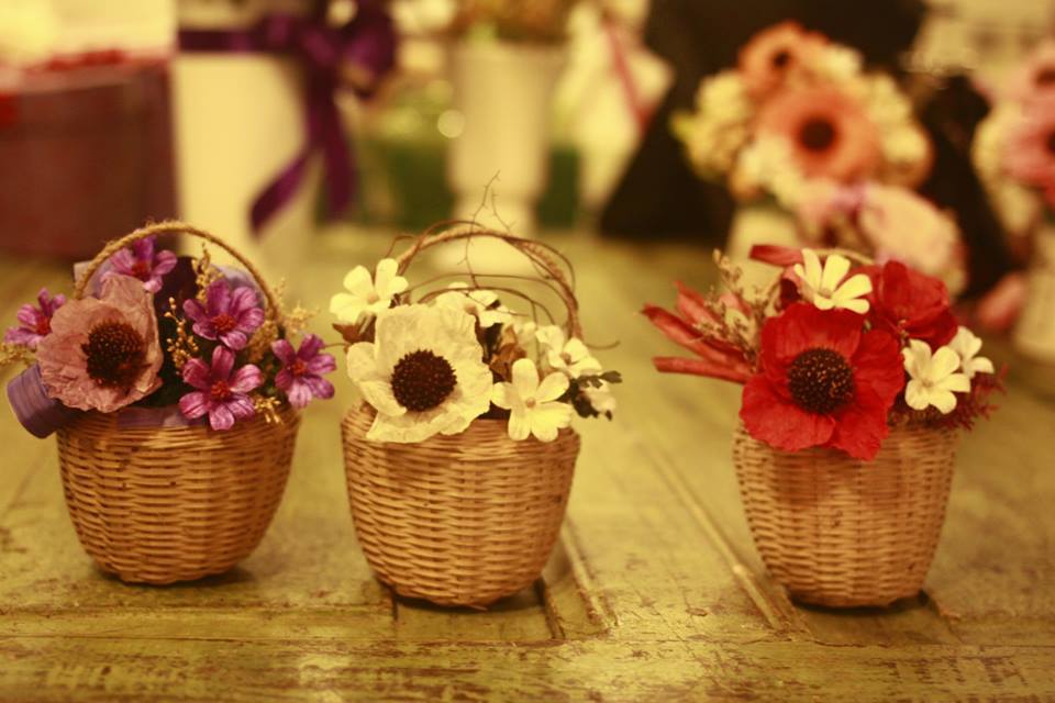 Những bó hoa tươi hay giỏ hoa khô xinh xắn để tặng quà 8/3 cho mẹ sẽ thật ý nghĩa