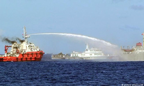 Tàu Trung Quốc xối xả bắn vòi rồng vào tàu Việt Nam