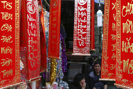 Câu đối đỏ là vật trang trì truyền thống trong ngày Tết của người Việt