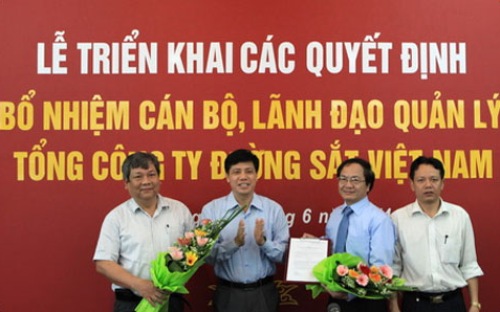 Lãnh đạo Bộ Giao thông Vận tải trao quyết định bổ nhiệm chức vụ Tổng giám đốc Tổng công ty Đường sắt cho ông Vũ Tá Tùng, thay cho ông Nguyễn Đạt Tường.