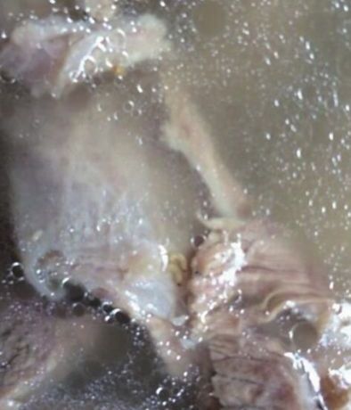Người tiêu dùng kinh hồn phát hiện giòi trong miếng thịt bò bẩn mua tại Walmart- Trung Quốc