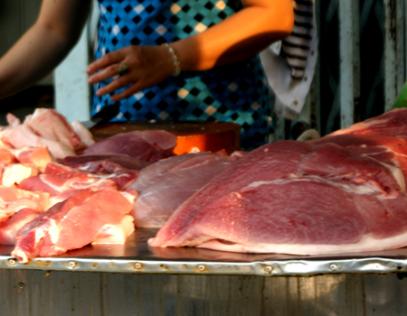 Gía thịt lợn tăng cao khiến chất cấm tái xuất