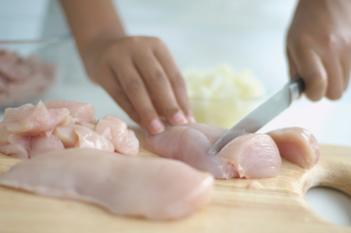 Thịt gà được chế biến, làm giả thành thịt lợn cùng với chất phụ gia và chất tạo màu độc hại
