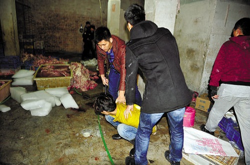 Một xưởng sản xuất thịt lợn chết bệnh bị phát hiện và bắt giữ