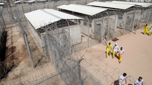 Các tù nhân tản bộ trong khu tập thể dục ở Trại tù Bucca, nằm ở ngoại ô thành phố Basra, cách Baghdad (Iraq) khoảng 550 km